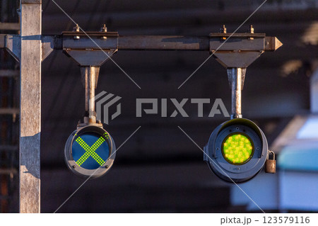 無人化された新幹線の信号設備/標識【可動柵閉扉表示灯・出発進路開通表示灯】 無人化された新幹線の信号設備/標識【可動柵閉扉表示灯・出発進路開通表示灯】 123579116