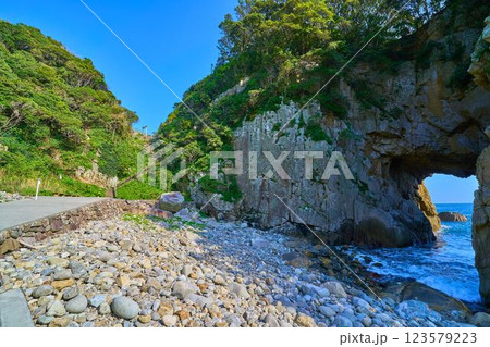 高知県土佐清水市足摺岬の天然記念物 白山洞門(はくさんどうもん) 高知県土佐清水市足摺岬の天然記念物 白山洞門(はくさんどうもん) 123579223