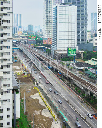 躍動するフィリピン  -  ケソン市を通る鉄道と幹線道路（2024年5月） 123579330
