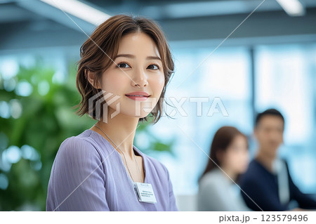 オフィスで働く笑顔がかわいい日本人の女性 オフィスで働く笑顔がかわいい日本人の女性 123579496