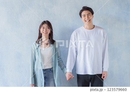 笑顔の夫婦・カップル（ブルーバック） 123579660