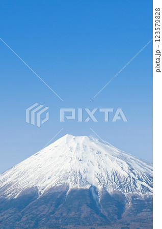 晴れた日に、山頂上に見える冠雪した富士山 晴れた日に、山頂上に見える冠雪した富士山 123579828