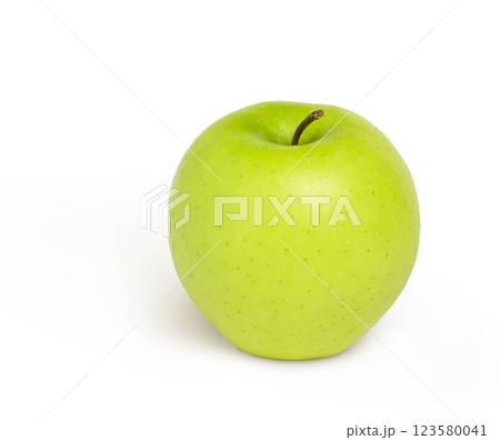 Green juicy apple isolated on white 123580041