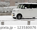 冬場の雪道走行 123580076