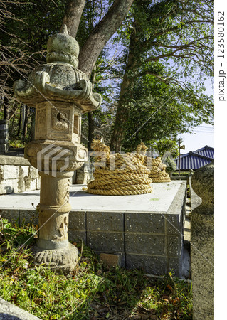 徳山　山﨑八幡宮　石灯籠と縄巳　山口県周南市 123580162