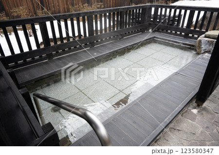 南郷の曲屋（沼田市指定重要文化財）の足湯 123580347