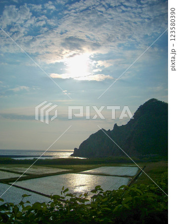 美しい海岸の夕景　青森県 123580390