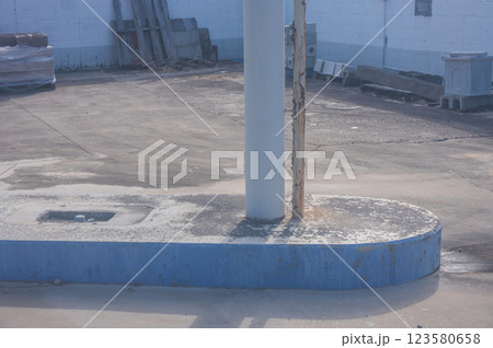 廃業したガソリンスタンド 123580658