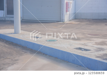 廃業したガソリンスタンド 123580659