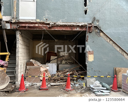 解体現場 demolition of abandoned buildings 解体現場 demolition of abandoned buildings 123580664