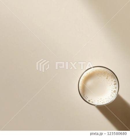 グラスに注がれる牛乳とミニマルな背景 123580680