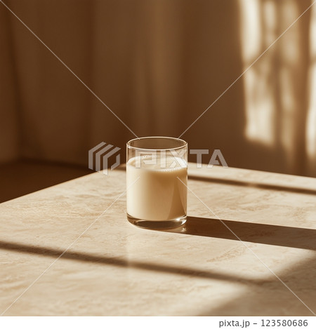 グラスに注がれる牛乳とミニマルな背景 123580686
