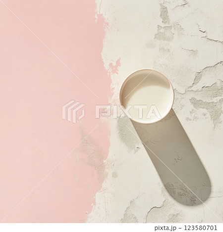 グラスに注がれる牛乳とミニマルな背景 123580701