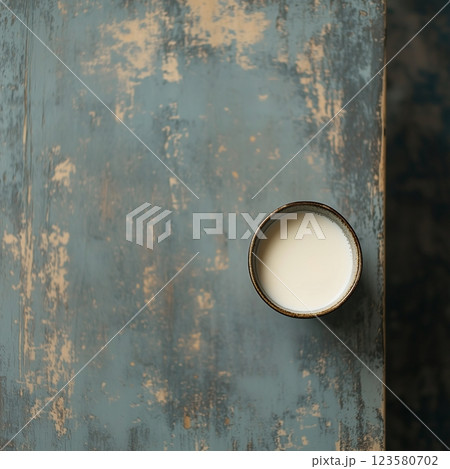 グラスに注がれる牛乳とミニマルな背景 グラスに注がれる牛乳とミニマルな背景 123580702