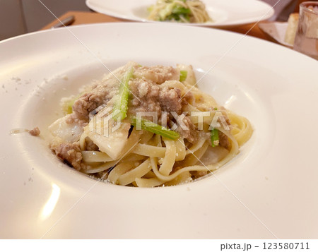 豚ひき肉のラグーとカブピューレのガーリックソースパスタ（リングイネ） 123580711