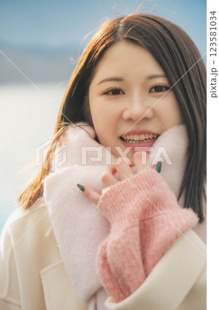 寄り添う笑顔の若い女性 寄り添う笑顔の若い女性 123581034