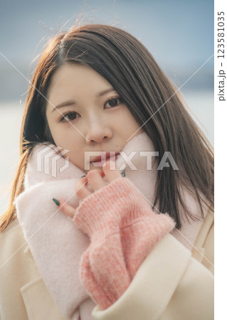 寄り添う笑顔の若い女性 寄り添う笑顔の若い女性 123581035