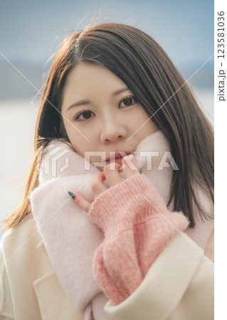寄り添う笑顔の若い女性 寄り添う笑顔の若い女性 123581036