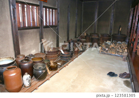 大内宿　宿場町　福島観光　大内宿町並み展示館　大内宿見晴台　江戸時代の宿場町　高倉神社 一之鳥居　 123581305