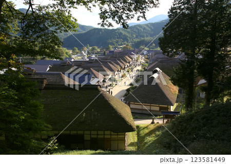 大内宿　宿場町　福島観光　大内宿町並み展示館　大内宿見晴台　江戸時代の宿場町　高倉神社 一之鳥居　 123581449