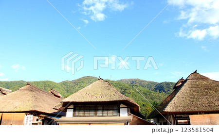 大内宿　宿場町　福島観光　大内宿町並み展示館　大内宿見晴台　江戸時代の宿場町　高倉神社 一之鳥居　 123581504