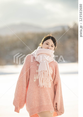 冬の公園で雪の中を歩く女の子 冬の公園で雪の中を歩く女の子 123581680