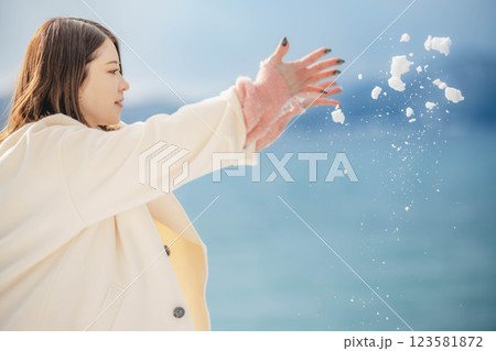 青空と湖と女性のポートレート 青空と湖と女性のポートレート 123581872