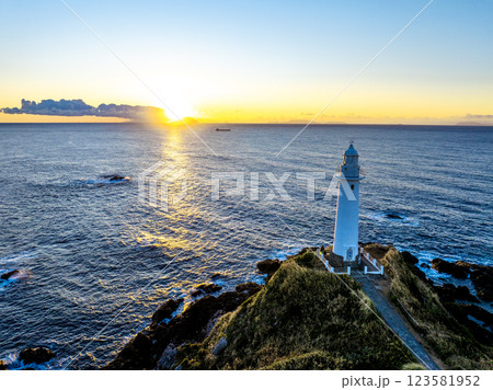 爪木埼灯台の夜明け(静岡県下田市) 爪木埼灯台の夜明け(静岡県下田市) 123581952