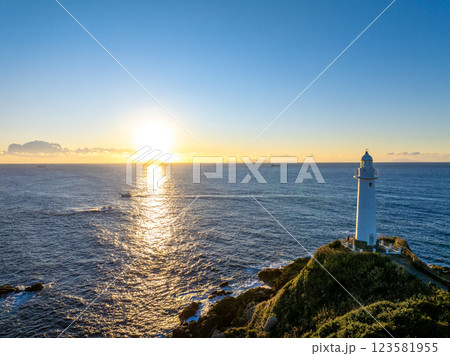 爪木埼灯台の夜明け(静岡県下田市) 爪木埼灯台の夜明け(静岡県下田市) 123581955