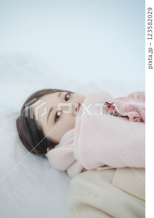 雪の上に寝転ぶ若い女性 雪の上に寝転ぶ若い女性 123582029