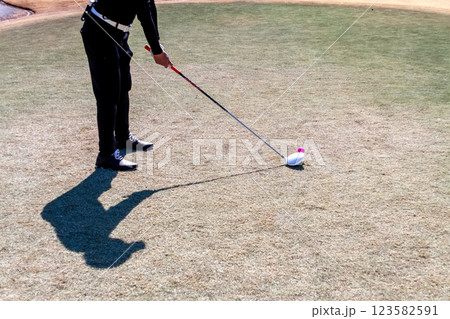 ゴルフにおけるドライバーのルーティーンのイメージ【冬季】 123582591