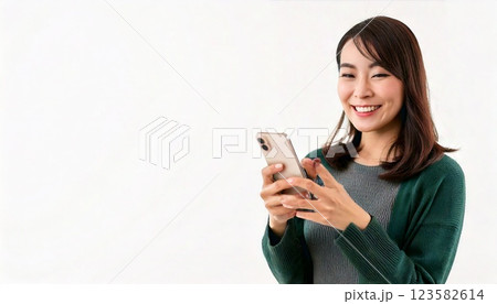 スマートフォンを操作する笑顔の女性 123582614