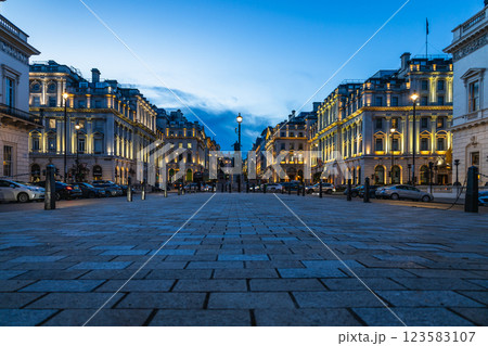 Beautiful Evening Scene of a Classical London Square with Stunning Architecture and Charm Beautiful Evening Scene of a Classical London Square with Stunning Architecture and Charm 123583107