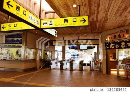 伊豆市　伊豆箱根鉄道の修善寺駅改札口前 123583455