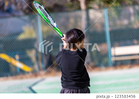 テニスをする男の子 幼児 テニスをする男の子 幼児 123583456