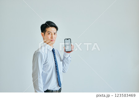 スマホを持つ20代の若い男性 iDeCo スマホを持つ20代の若い男性 iDeCo 123583469