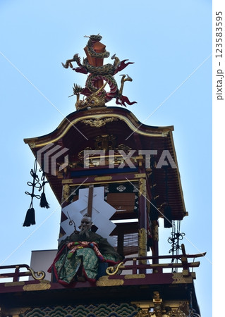 岐阜県高山市 2017年の高山祭屋台の総曳き揃え 55年振りの春秋の祭屋台の競演 仙人台の人形屋台 岐阜県高山市 2017年の高山祭屋台の総曳き揃え 55年振りの春秋の祭屋台の競演 仙人台の人形屋台 123583595