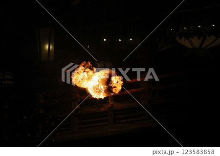東大寺修二会お松明 123583858