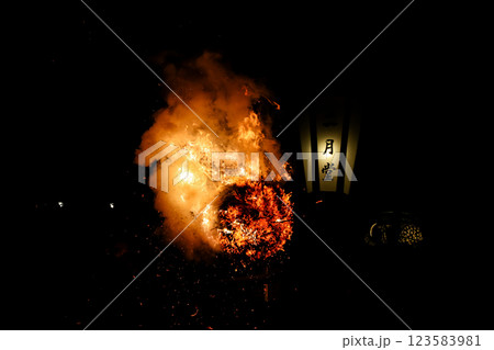 東大寺お水取りお松明 東大寺お水取りお松明 123583981