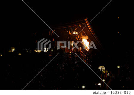 東大寺二月堂お水取り 123584019