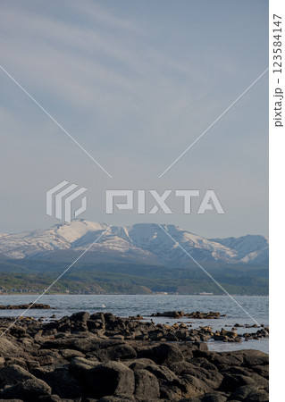 残雪の山並みと海　暑寒別岳 123584147