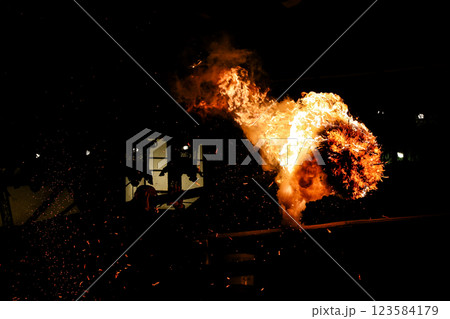 東大寺二月堂お水取り 123584179