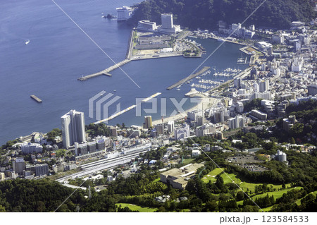 熱海付近の街並みを空撮 123584533