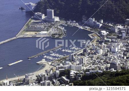 熱海港付近の街並みを空撮 熱海港付近の街並みを空撮 123584571