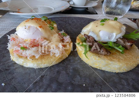 北海道東山ニセコビレッジ、リッツ・カールトンリザーブの朝食 和牛とズワイガニエッグエッグベネディクト 123584806