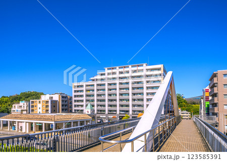 日本の横浜都市景観 横浜市営地下鉄グリーンライン 北山田駅などを望む 日本の横浜都市景観 横浜市営地下鉄グリーンライン 北山田駅などを望む 123585391