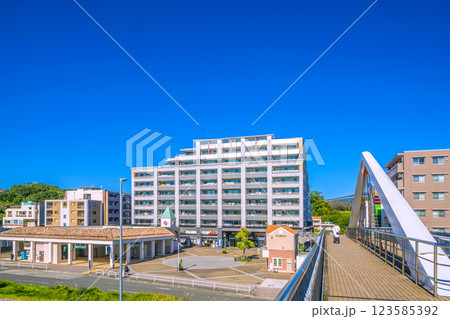 日本の横浜都市景観 横浜市営地下鉄グリーンライン 北山田駅などを望む 日本の横浜都市景観 横浜市営地下鉄グリーンライン 北山田駅などを望む 123585392