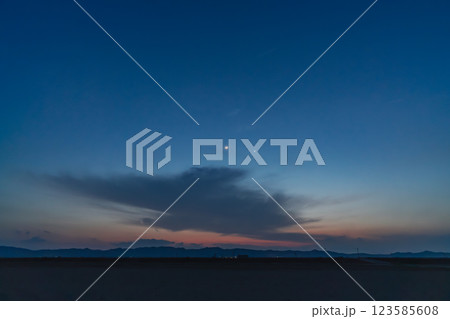 薄暮時の空に浮かぶ月 薄暮時の空に浮かぶ月 123585608