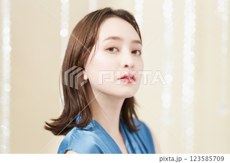 青いブラウスの若い女性 青いブラウスの若い女性 123585709