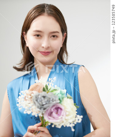 花束を持つ若い女性 123585749
